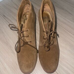 Johnston & Murphy Women's Tan Lace Up Boots 8.5 for a narrow foot